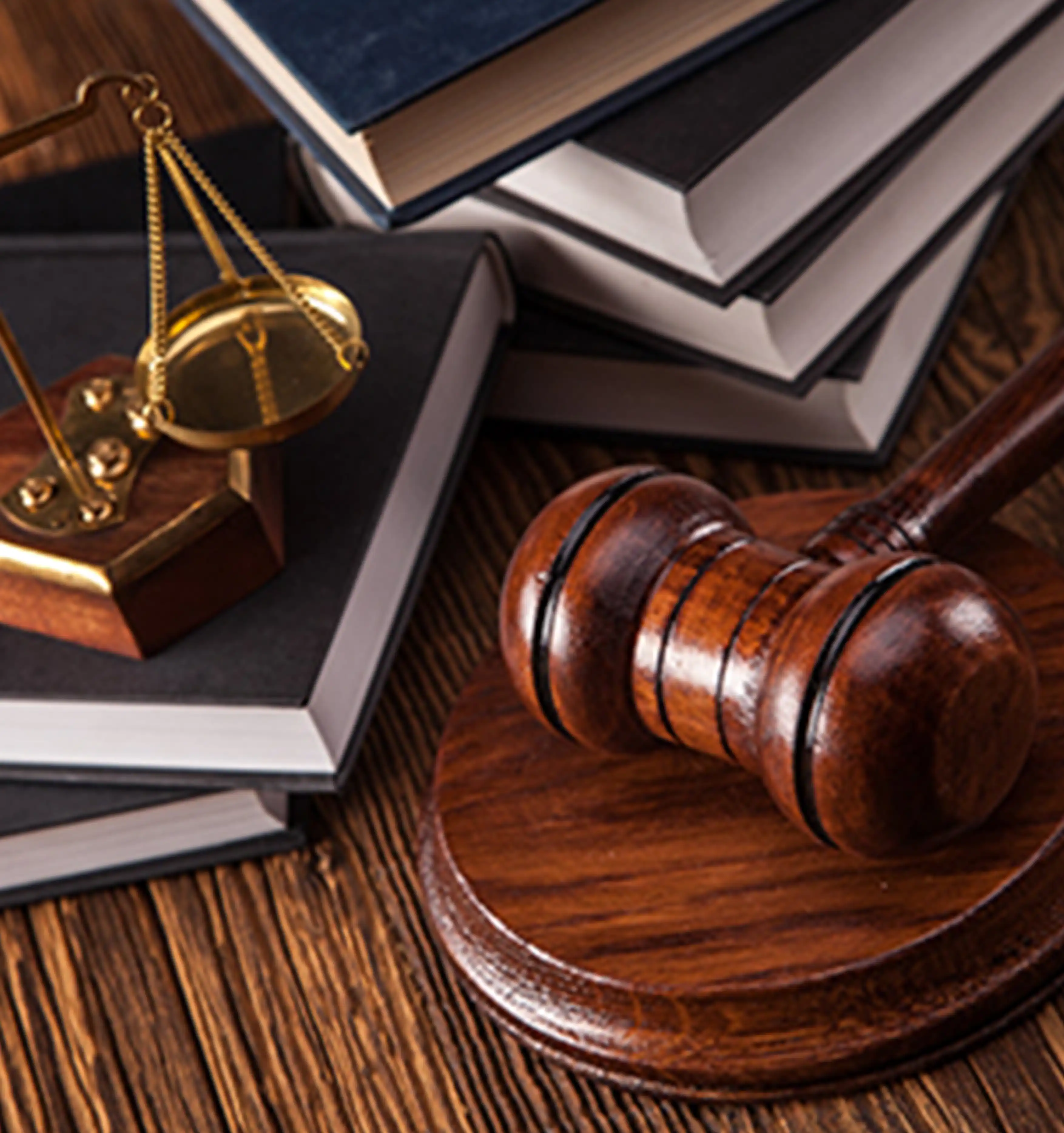 Balance de la justice posée sur un bureau, à côté de codes juridiques